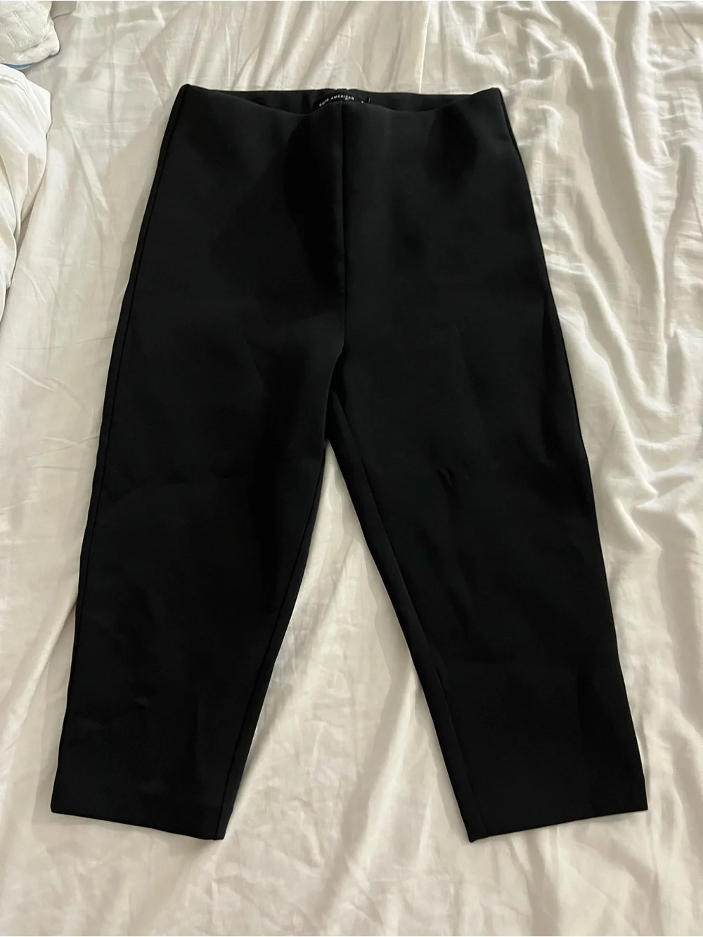 Good American Black Cropped Ponte Capri Pants